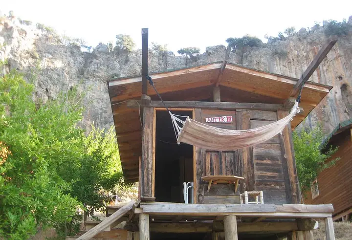 Hamaklı Antik III, ahşap teras ve arkada kaya duvarı