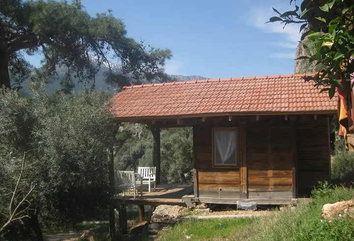 Yandan Antik II, kırmızı çatı ve beyaz sandalyeler