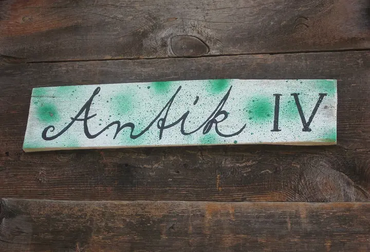Koyu ahşapta yeşil lekeli boyalı Antik IV tabelası