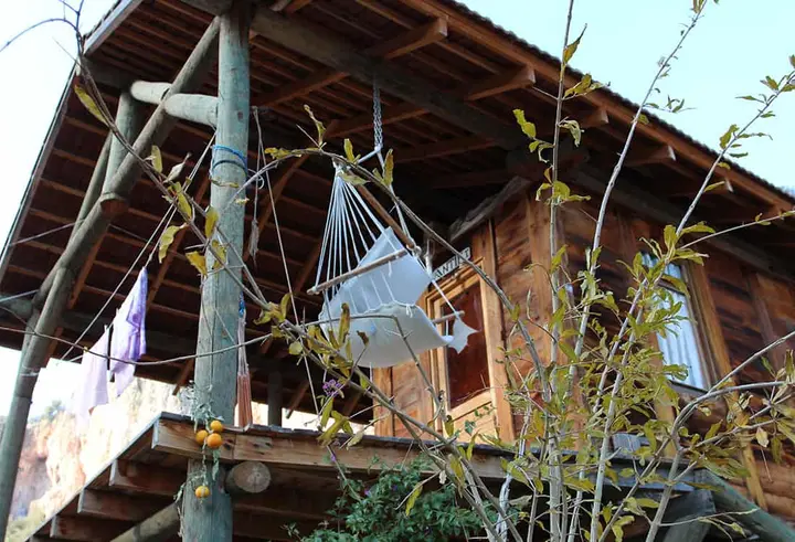 Antik I bungalovunun çatısı altında asılı koltuk
