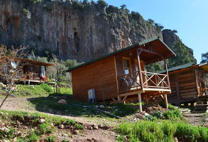 Mavi gökyüzü altında korkuluklu Mandalin bungalovu yakından