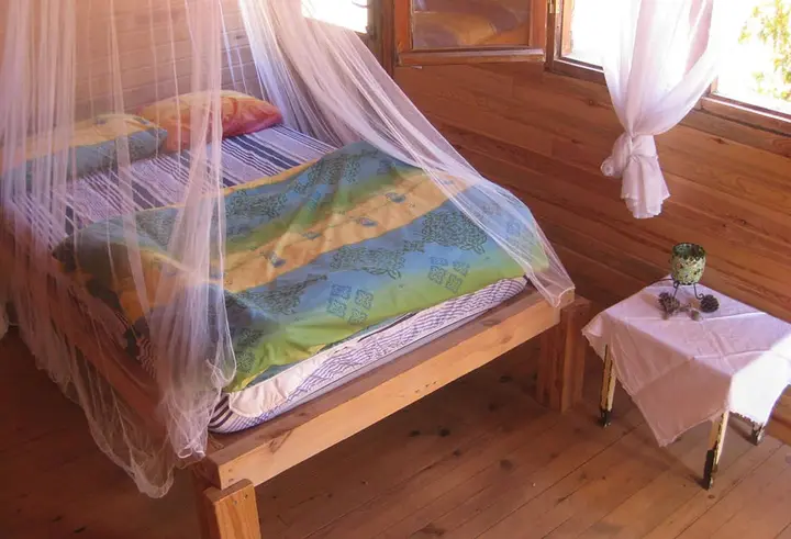 Bett unter Moskitonetz mit Beistelltisch in Nar