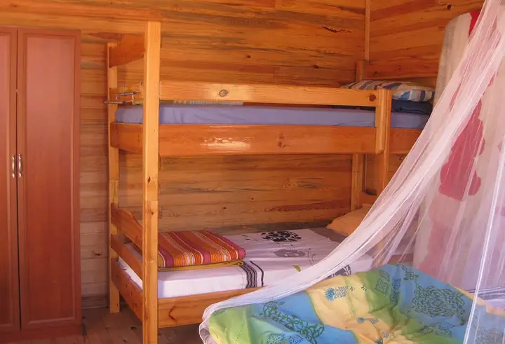 Etagenbett neben einem Kleiderschrank im Bungalow Nar