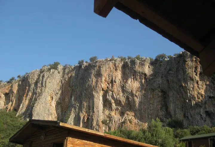 Kalkfelswand, unter dem Verandadach von Nar gesehen