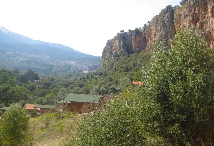 Talblick mit dem Dach des Bungalows Portakal und einer Felswand