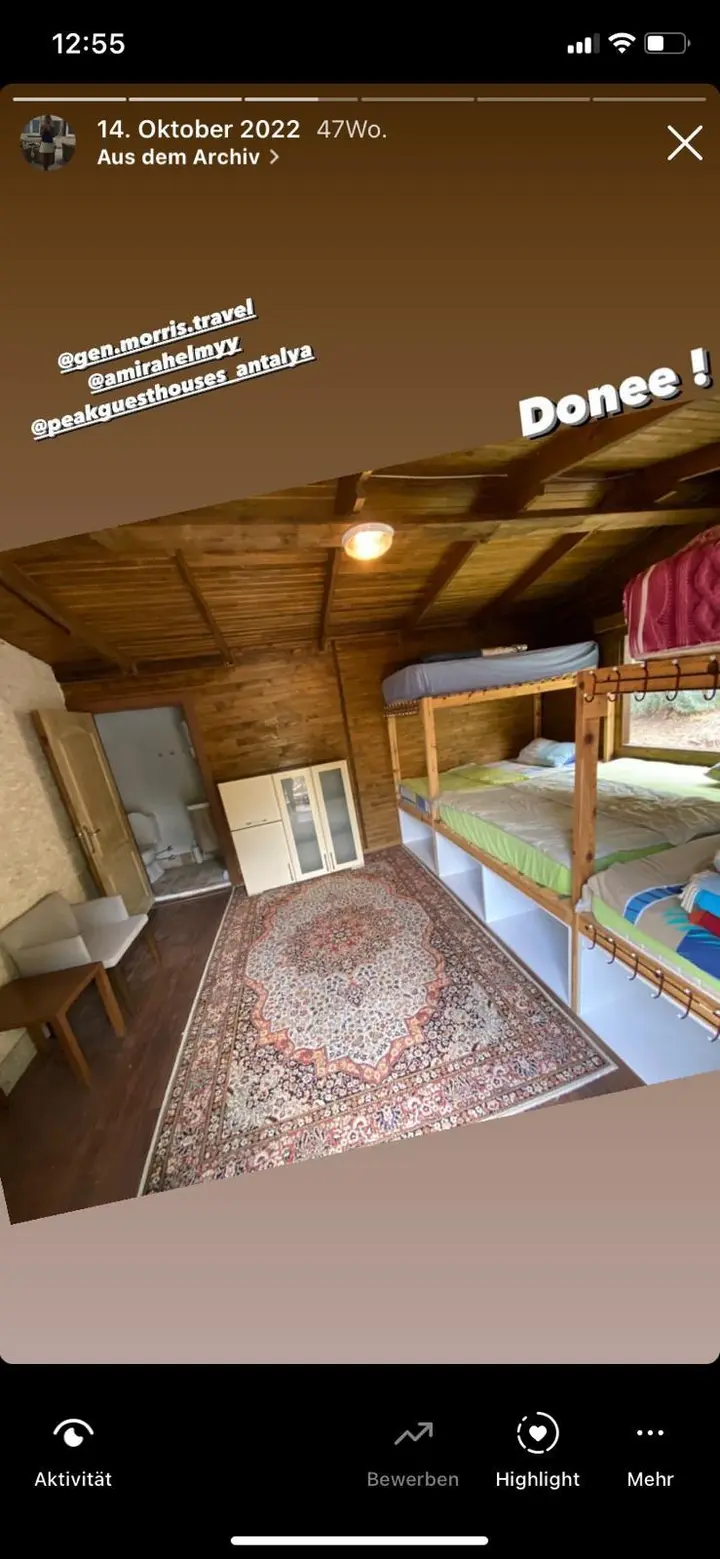 Room with bunk beds, rug and small kitchen unit in Erma